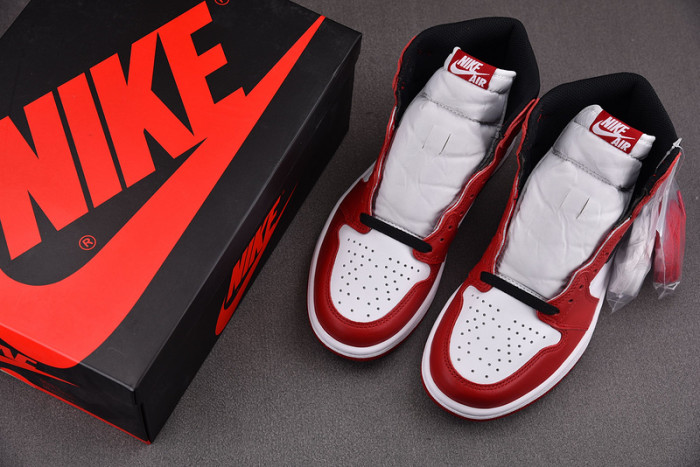 AIR JORDAN 1 RETRO HIGH OG CHICAGO RED 555088-101