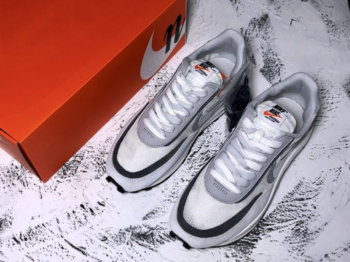 NIKE LD WAFFLE SACAI SUMMIT WHITE BV0073-100