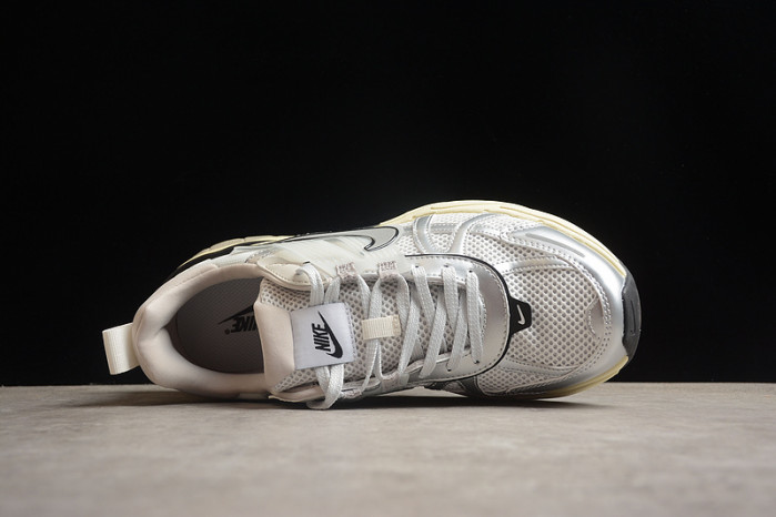 NK V2K Runtekk " Summit White Metallic Silver " FD0736-100