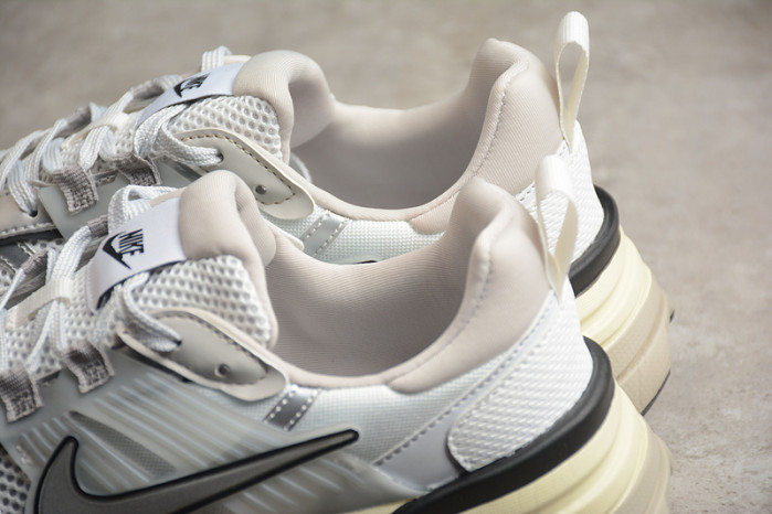 NK V2K Runtekk " Summit White Metallic Silver " FD0736-100