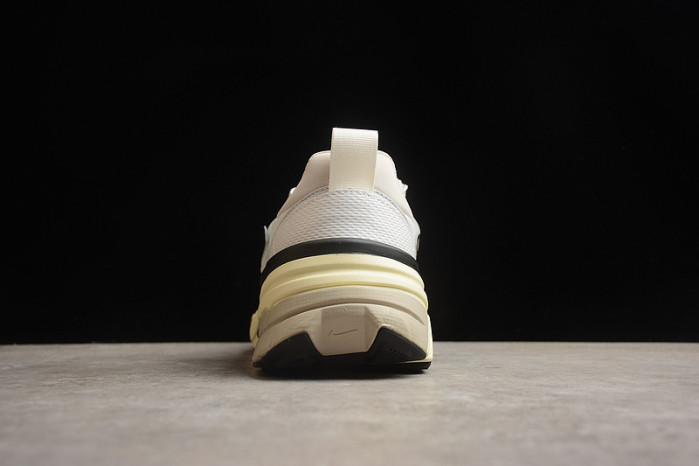 NK V2K Runtekk " Summit White Metallic Silver " FD0736-100