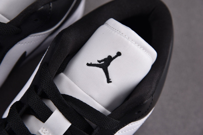 Air Jordan 1 Low "Panda" DC0774-101